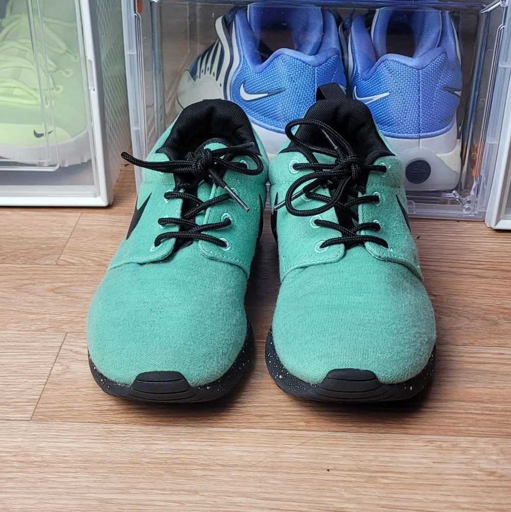 Womens Nike Roshe Size 5.5 Green - Black
